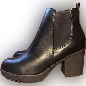 Refresh chunky lug sole boot womens 9